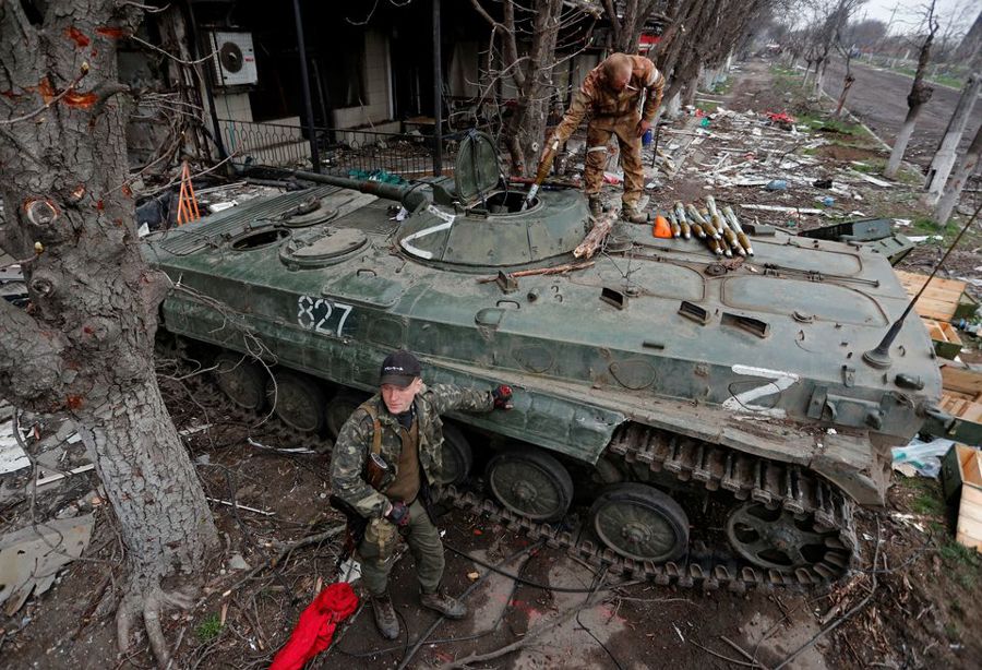Các thành viên lực lượng thân Nga nạp đạn tên lửa vào xe chiến đấu bộ binh trong cuộc giao tranh ở Mariupol, Ukraine, ngày 12/4/2022. Ảnh: REUTERS