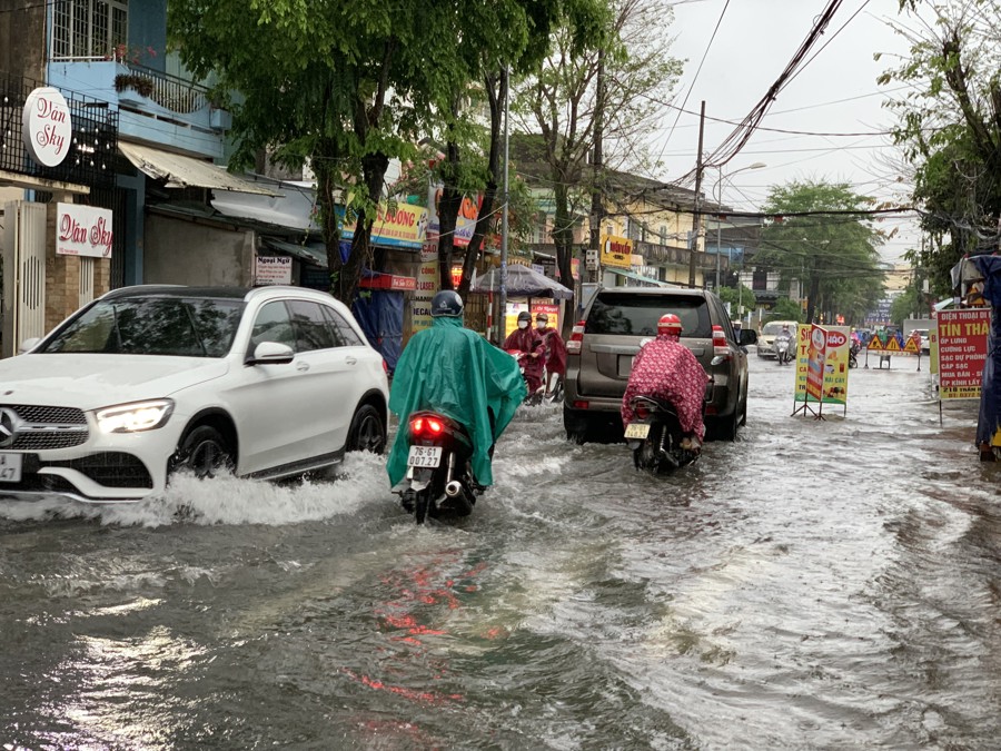 TP Quảng Ngãi thường xảy ra ngập khi có mưa lớn.
