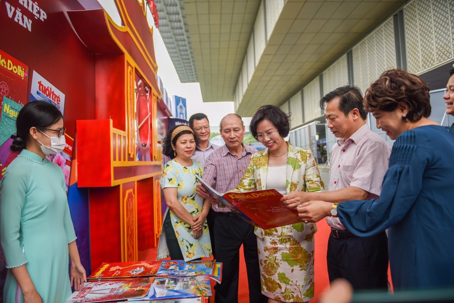 Trưởng ban Tuyên giáo Thành ủy Bùi Huyền Mai đến thăm và động viên các cơ quan báo chí Hà Nội. Ảnh: Khánh Huy 