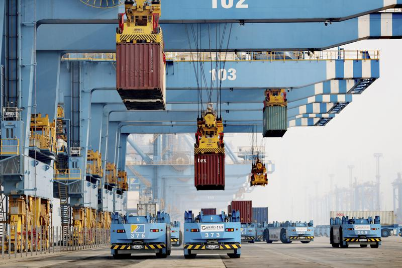 Khối lượng hàng hóa tại cảng Thượng Hải, Trung Quốc đã giảm 40%. Ảnh: AP