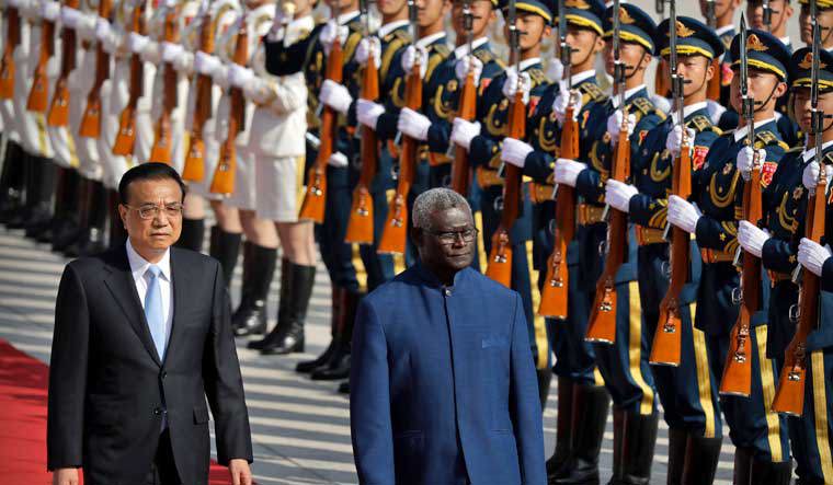 Thủ tướng Trung Quốc Lý Khắc Cường và Thủ tướng Quần đảo Solomon Manasseh Sogavare tại Bắc Kinh. Ảnh: AP