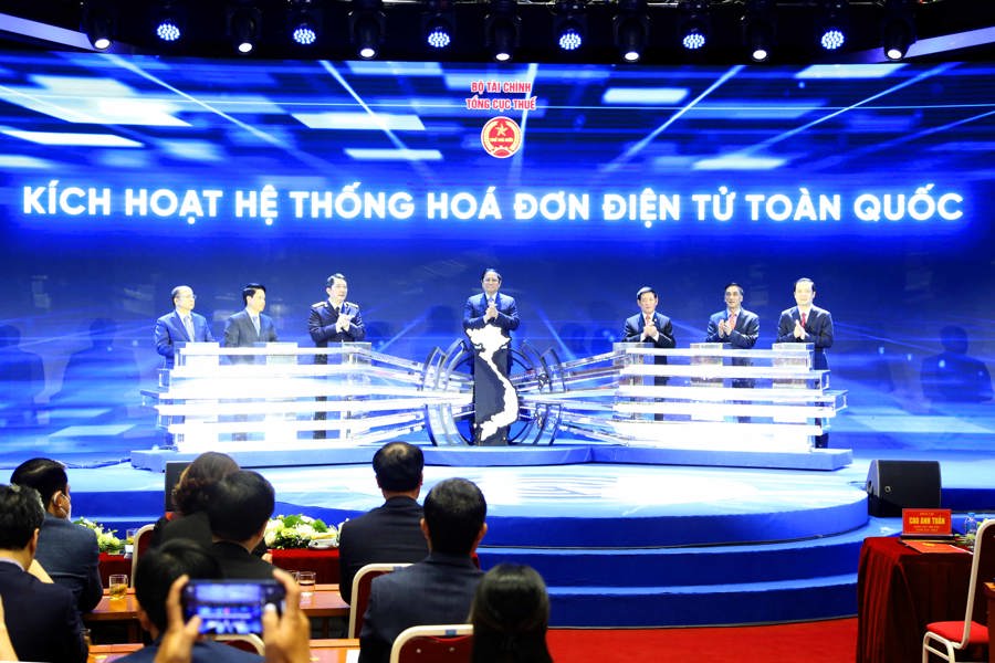 Thủ tướng Chính phủ Phạm Minh Chính thực hiện nghi thức ấn nút công bố hệ thống HĐĐT toàn quốc