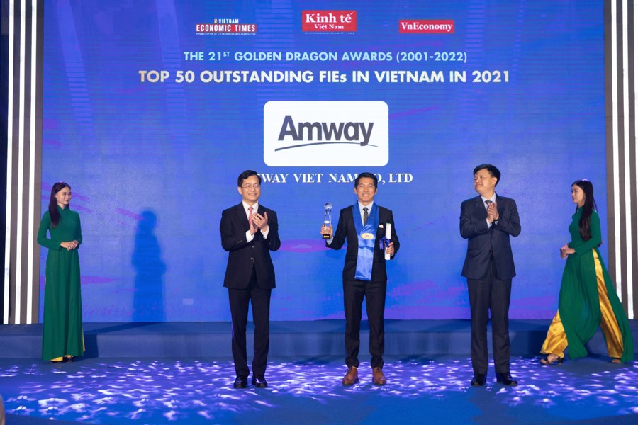 Ông Huỳnh Thiên Triều – Tổng Giám đốc Amway Việt Nam nhận giải doanh nghiệp có vốn đầu tư nước ngoài (FDI) tăng trưởng bền vững tại Việt Nam tại lễ trao giải thưởng Rồng Vàng 2022.
