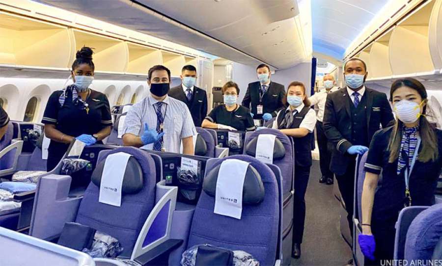 CDC Mỹ vẫn yêu cầu hành khách đeo khẩu trang trên máy bay. Ảnh: United Airlines