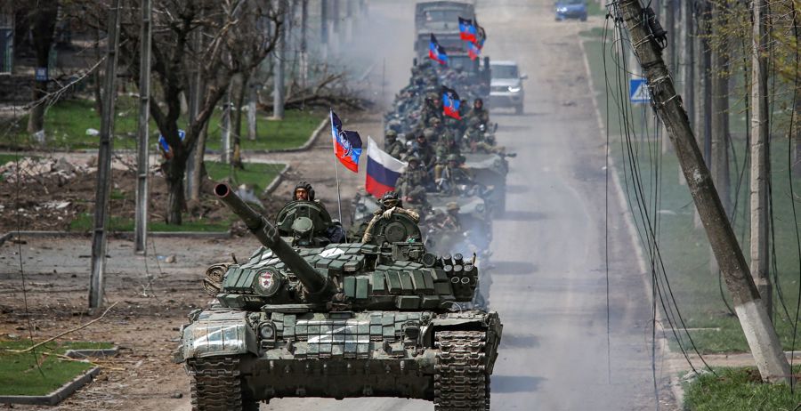 Một đoàn xe bọc thép của lực lượng thân Nga ở Mariupol, Ukraine, hôm 21/4. Ảnh: REUTERS