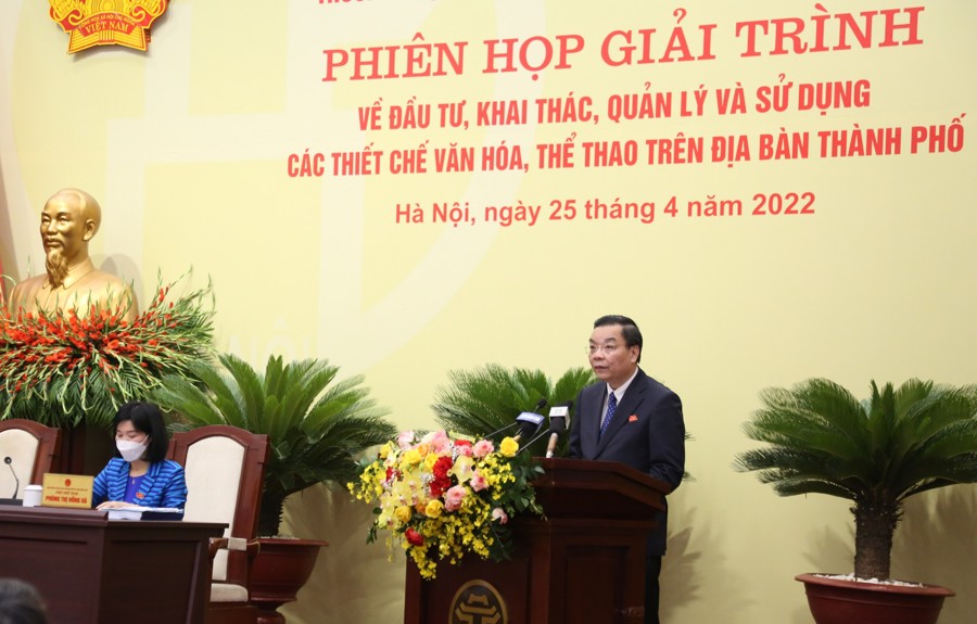 Chủ tịch UBND TP Hà Nội Chu Ngọc Anh phát biểu giải trình. 