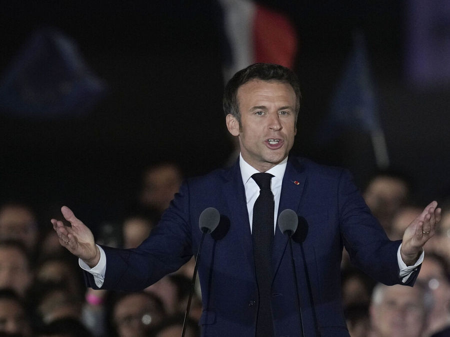 Tổng thống Pháp Emmanuel Macron phát biểu trước đám đông ủng hộ tập trung tại Tháp Eiffel, Paris, sau khi kết quả bỏ phiếu ban đầu dự đoán ông sẽ thắng nhiệm kỳ thứ hai. Ảnh: AP