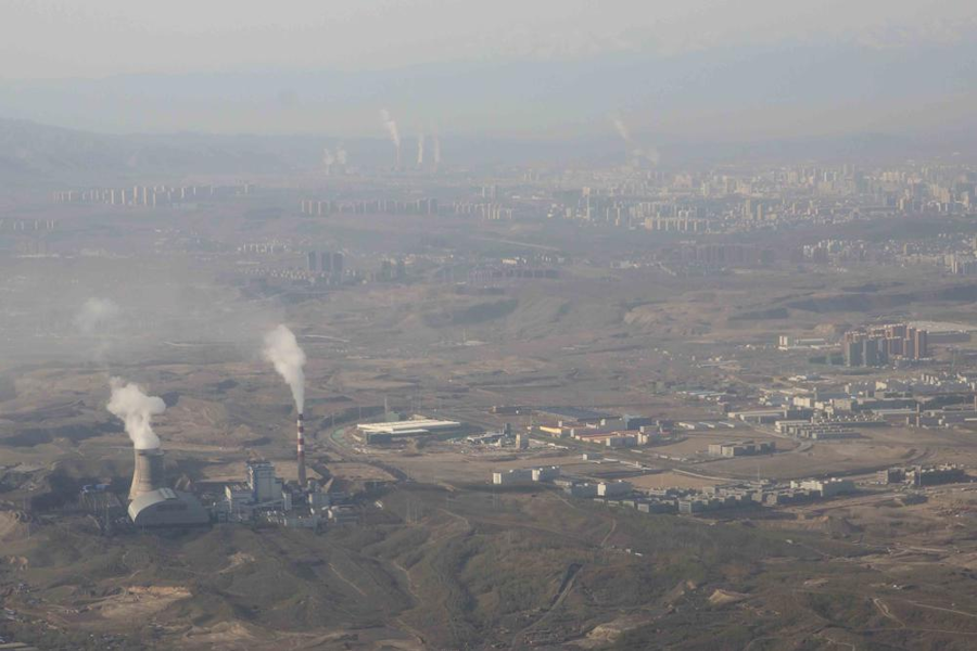 Khói bốc lên từ các tòa tháp tại Nhà máy điện than tại Urumqi, phía tây Khu tự trị Duy Ngô Nhĩ Tân Cương của Trung Quốc. Ảnh: AP