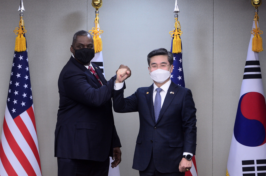 Bộ trưởng Quốc phòng Hàn Quốc Suh Wook (phải) và người đồng cấp Mỹ Lloyd Austin trong một cuộc hội đàm ở Seoul vào tháng 2/2021. Ảnh: Yonhap