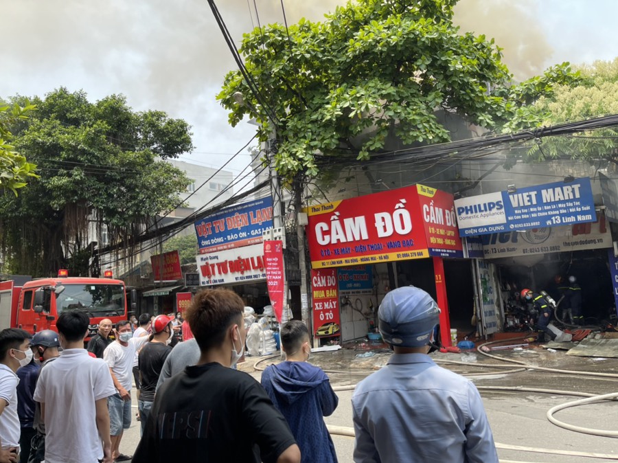 Vụ cháy tại 13 Lĩnh Nam (phường Mai Động, quận Hoàng Mai) không gây thiệt hại về người nhưng lửa đã thiêu rụi nhiều tài sản. Ảnh: AT.