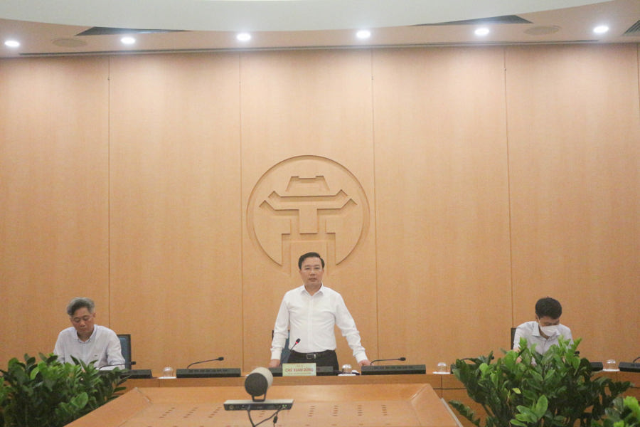 Phó Chủ tịch UBND TP Chử Xuân Dũng chủ trì phiên họp. 