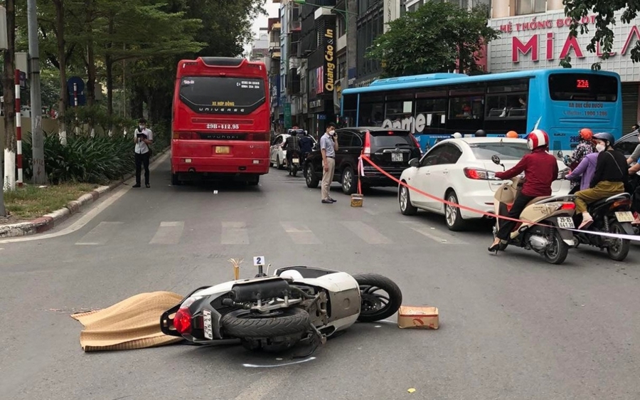 Ô tô 45 chỗ va chạm xe SH tại Kim Mã khiến một phụ nữ thiệt mạng