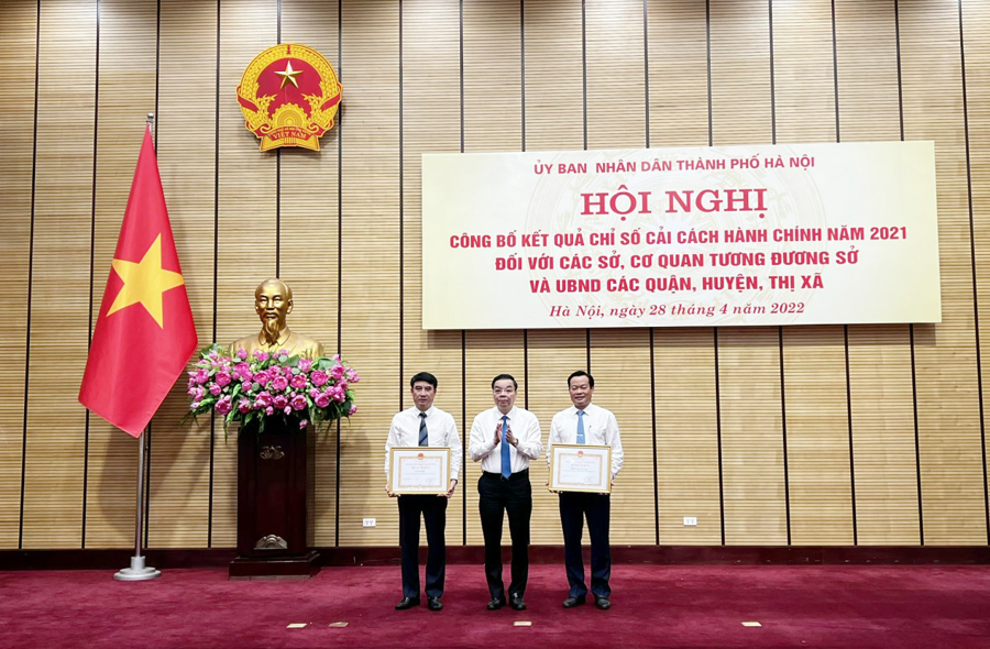 Chủ tịch UBND TP Hà Nội Chu Ngọc Anh trao Bằng khen cho 2 đơn vị đứng đầu khối Sở và khối Huyện về Chỉ số cải cách hành chính năm 2021. 