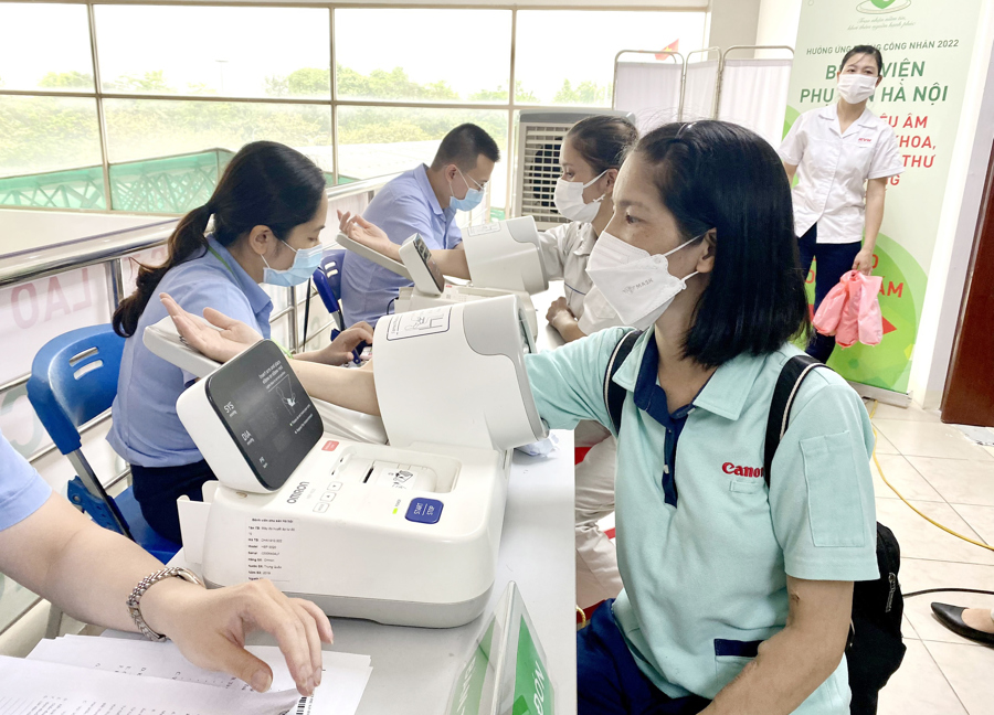 Nữ công nhân lao động tại Khu công nghiệp Bắc Thăng Long được khám sức khỏe miễn phí trong dịp Tháng Công nhân, Tháng hành động về An toàn, vệ sinh lao động năm 2022. 