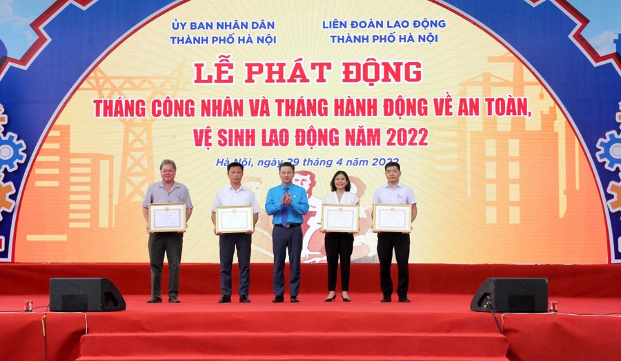Chủ tịch LĐLĐ TP Nguyễn Phi Thường trao Bằng khen của UBND TP cho các doanh nghiệp.