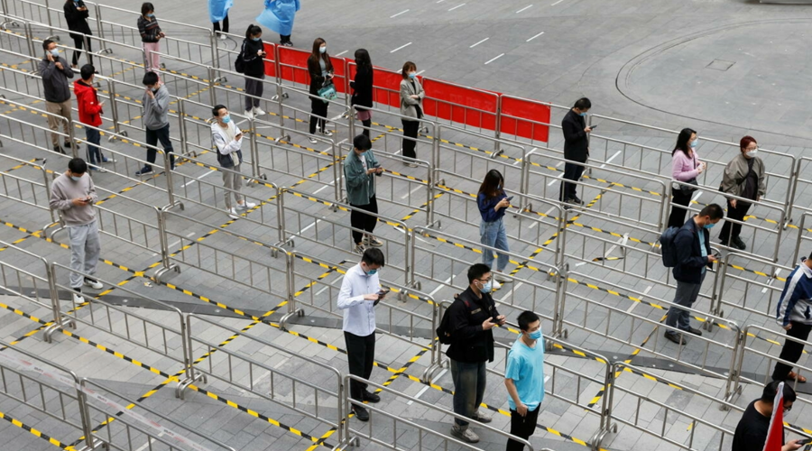 Người dân xếp hàng tại một địa điểm thử nghiệm axit nucleic lưu động ở Bắc Kinh, Trung Quốc, ngày 29/4/2022. Ảnh: Reuters