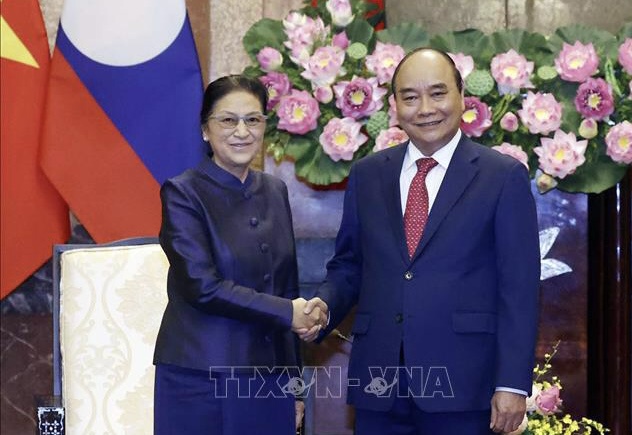Chủ tịch nước Nguyễn Xuân Phúc và Phó Chủ tịch nước Cộng hoà dân chủ nhân dân Lào Pany Yathotou. Ảnh: TTXVN