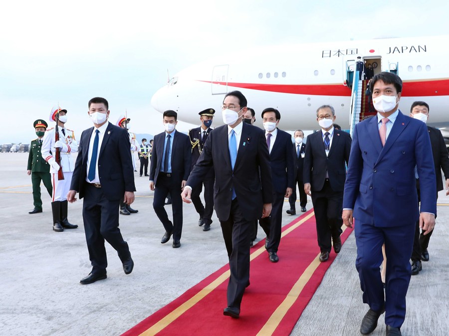 Thủ tướng Nhật Bản Kishida Fumio đến sân bay Quốc tế Nội Bài (Hà Nội). Ảnh: TTXVN