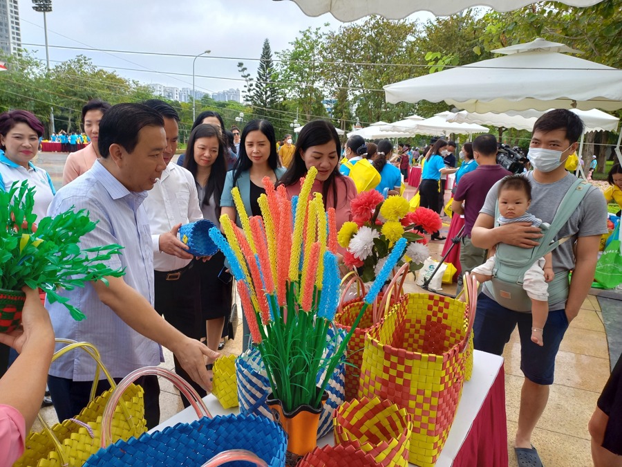 Phó Chủ tịch UBND TP Chử Xuân Dũng tham quan các gian hàng trưng bày sản phẩm tái chế từ rác thải nhựa, sản phẩm thân thiện với môi trường. 