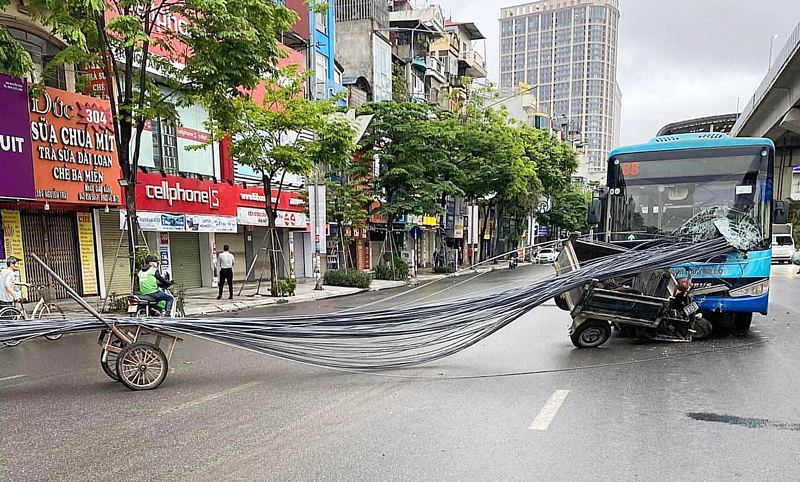 Vụ tai nạn giao thông liên quan giữa xe tự chế chở nhiều thanh sắt dài với xe buýt trên đường Nguyễn Trãi vào sáng 8/5. 
