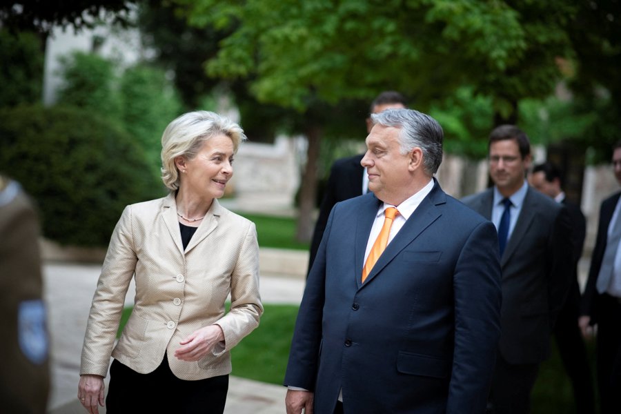 Thủ tướng Hungary Viktor Orban (phải) và Chủ tịch Ủy ban châu Âu Ursula von der Leyen trong cuộc gặp hôm 9/5 tại Budapest. Ảnh: Reuters
