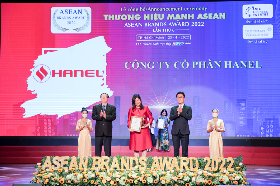 Đại diện Công ty Hanel nhận Giải thưởng “Thương hiệu mạnh ASEAN 2022” 