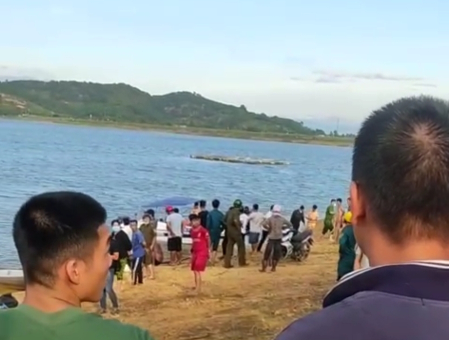 Người dân đến xem vụ lật xuồng tại hồ Đa Tôn.