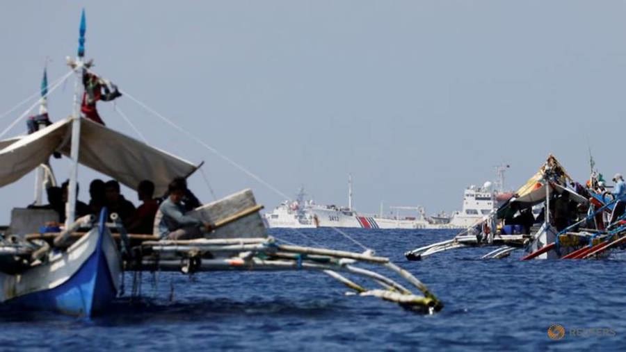 Các tàu của Cảnh sát biển Trung Quốc tuần tra qua các tàu đánh cá của Philippines tại bãi cạn Scarborough đang tranh chấp ở Biển Đông. Ảnh: REUTERS
