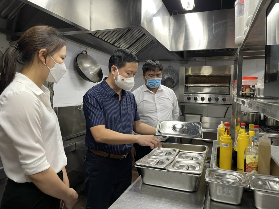 Đoàn kiểm tra liên ngành số 1 của TP Hà Nội phát hiện một số loại gia vị chế biến món ăn tại nhà hàng Chân Mây không có tem nhãn.