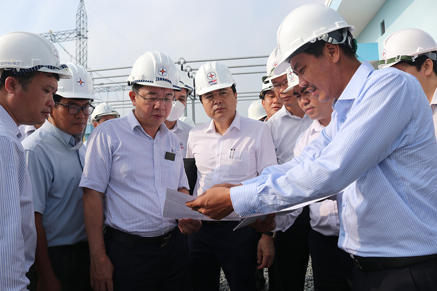 Tổng giám đốc EVNNPT Phạm Lê Phú nghe báo báo tiến độ thi công TBA 500kV Đức Hòa.