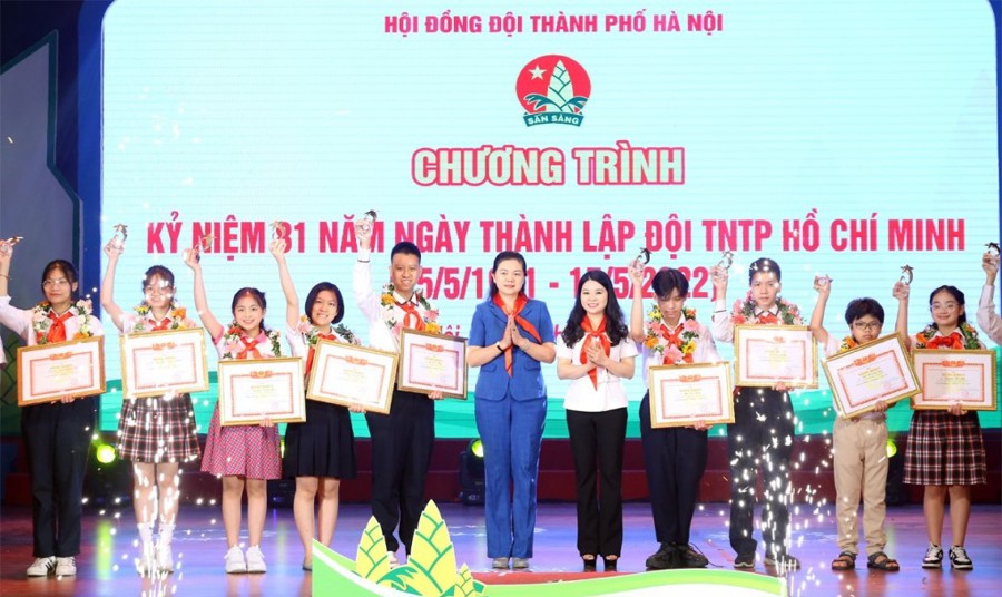 Ban tổ chức trao tặng Kỷ niệm chương “Vì thế hệ trẻ” và "Giải thưởng 15 tháng 5" cho các cá nhân xuất sắc