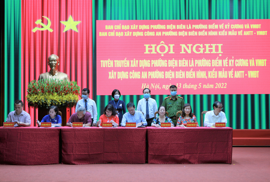 Phường Điện Biên tổ chức ký kết giao ước thi đua giữa 8 tổ dân phố trên địa bàn phường. 