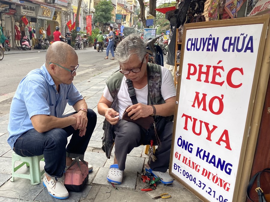 Ông Nguyễn Hữu Khang sửa "phéc - mơ - tuya" trên phố Hàng Đường".
