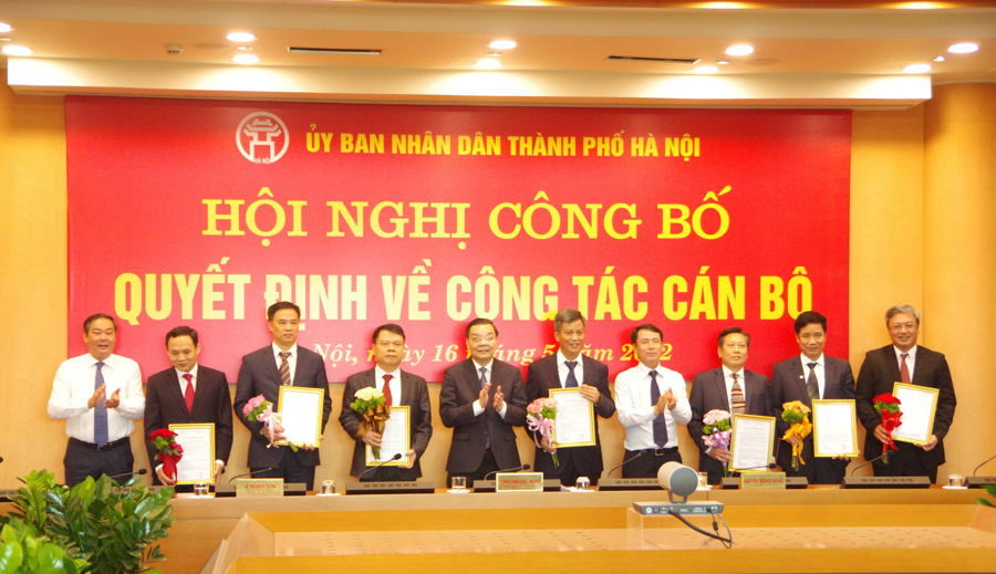 Chủ tịch UBND TP Hà Nội Chu Ngọc Anh chúc mừng các đồng chí mới được bổ nhiệm. 