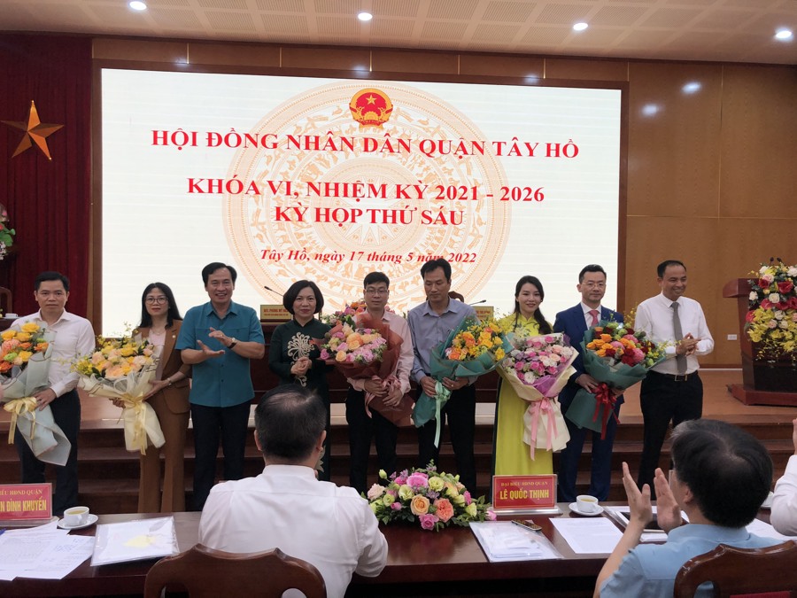 Lãnh đạo quận Tây Hồ chúc mừng tân Phó Chủ tịch quận Bùi Thị Lan Phương (thứ 3 từ phải sang) và tân Uỷ viên UBND quận.