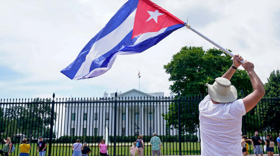 Một người dân vẫy cờ Cuba trước Nhà Trắng, Washington, Mỹ, tháng 7/2021. Ảnh: AP