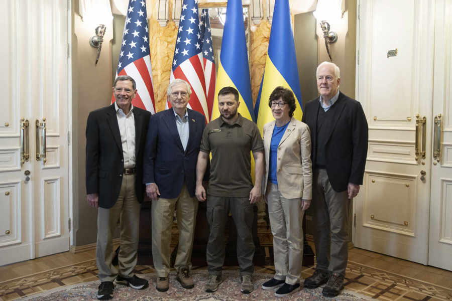 Tổng thống Ukraine Volodymyr Zelenskyy (giữa) chụp ảnh với Lãnh đạo phe thiểu số Thượng viện Mitch McConnell (thứ 2 bên trái) và các thượng nghị sĩ Mỹ khác ở Kiev, Ukraine, vào ngày 14/5/2022. Ảnh: AP