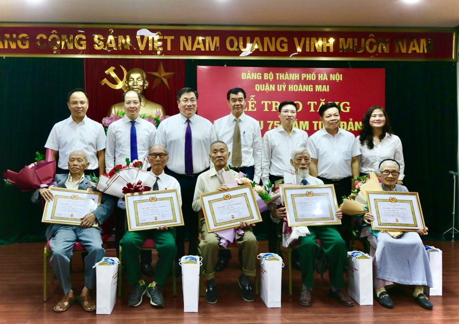 Quận ủy Hoàng Mai tổ chức Lễ trao tặng Huy hiệu 75 năm tuổi Đảng cho các đảng viên lão thành cách mạng. Ảnh HM