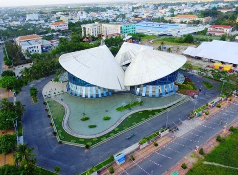 Nhà hát Cao Văn Lầu tọa lạc tại Quảng trường Hùng Vương thuộc địa bàn phường 1, TP Bạc Liêu