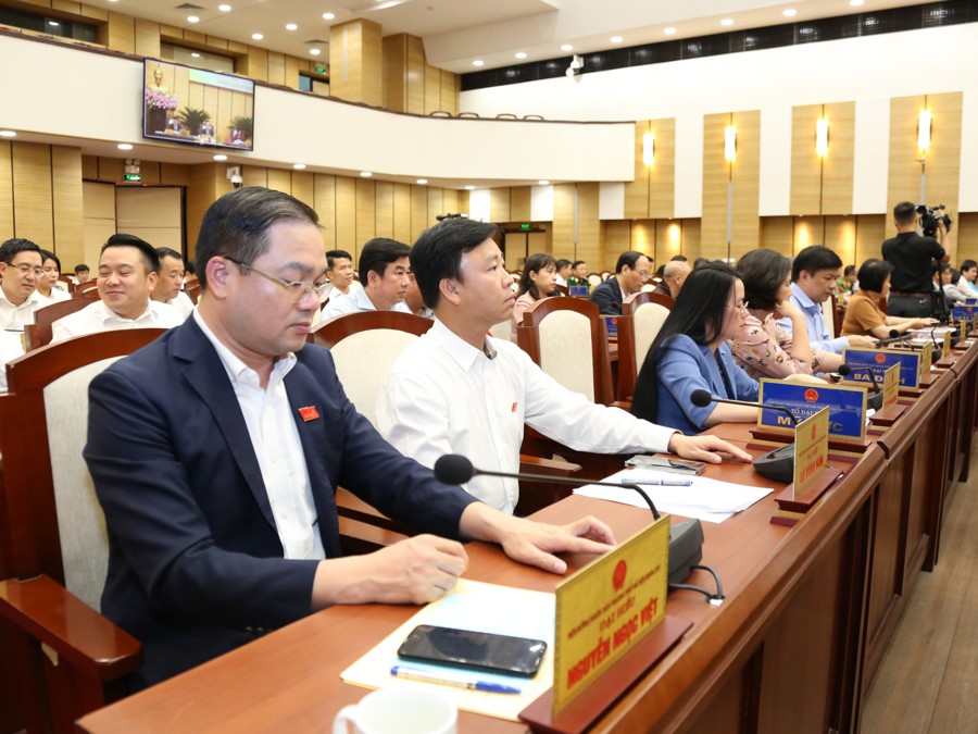 Các đại biểu HĐND TP Hà Nội biểu quyết thông qua Nghị quyết. 