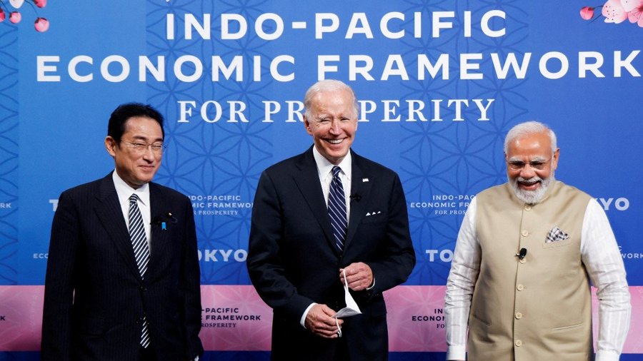 Tổng thống Mỹ Joe Biden (giữa), cùng Thủ tướng Ấn Độ Narendra Modi (phải) và Thủ tướng Nhật Bản Fumio Kishida tại sự kiện khởi động Khuôn khổ Kinh tế Ấn Độ Dương - Thái Bình Dương vì Sự thịnh vượng (IPEF). Ảnh: Reuters