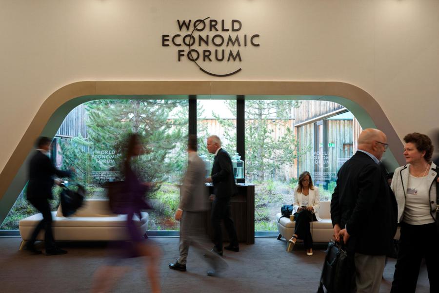 Tại trung tâm Đại hội Davos - địa điểm diễn ra cuộc họp thường niên của Diễn đàn Kinh tế Thế giới WEF - ngày 23/5/2022. Ảnh: AP