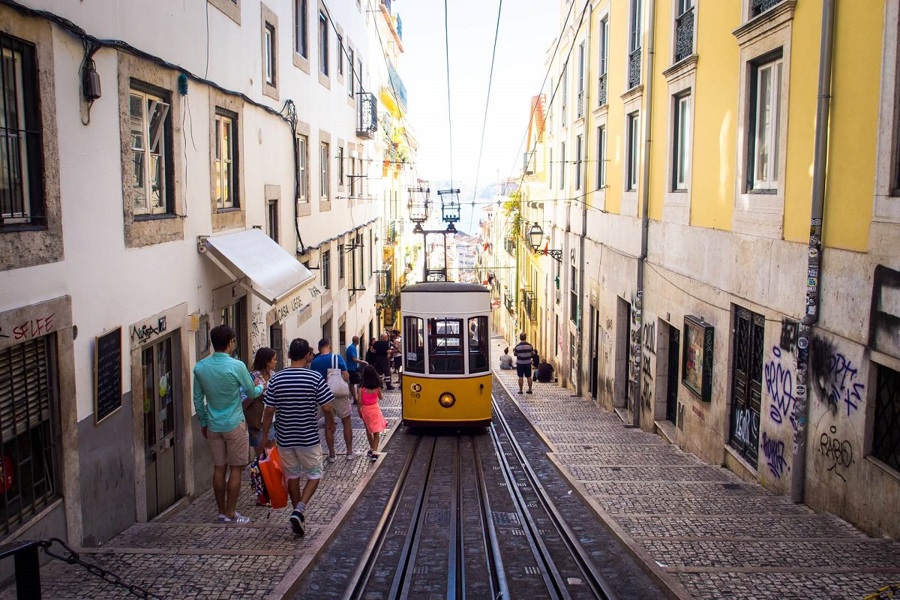 Tàu điện hoạt động trên một con phố ở Lisbon, Bồ Đào Nha. Ảnh: Archdaily