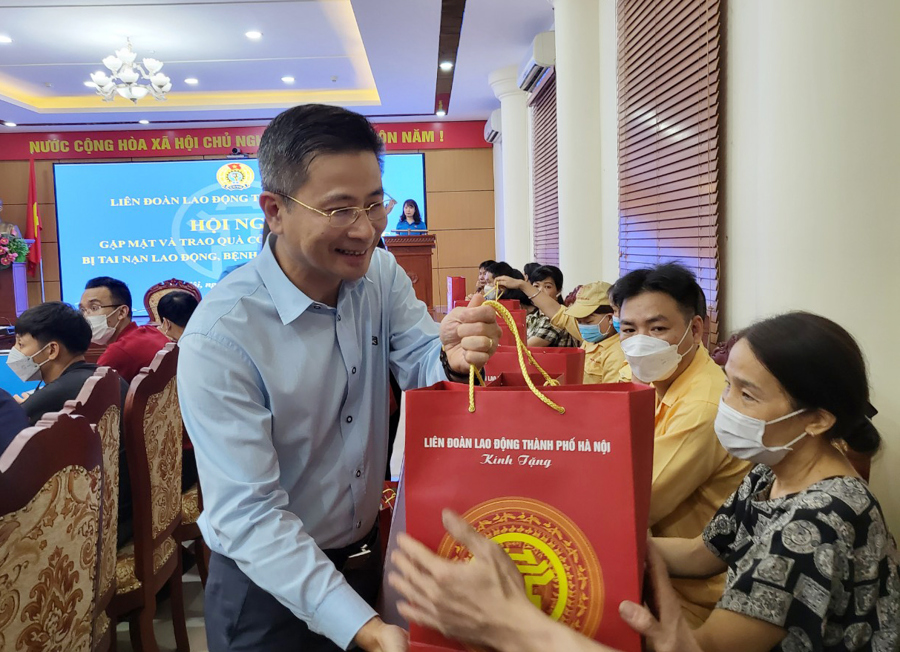 Chủ tịch LĐLĐ TP Hà Nội Nguyễn Phi Thường trao quà cho công nhân lao động bị tai nạn lao động - bệnh nghề nghiệp. 