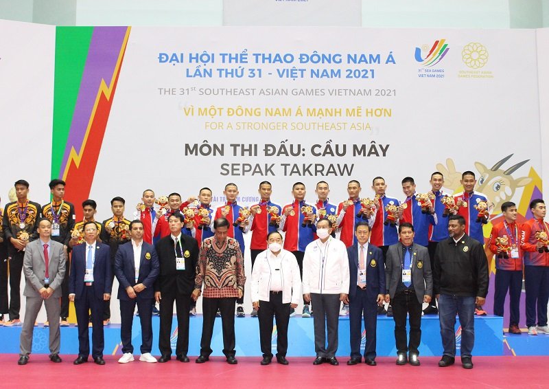 Đại tướng Prawit Wongsuwon, Phó Thủ tướng kiêm Chủ tịch Ủy ban Olympic Thái Lan (áo trắng đứng giữa) trao giải cho các đoàn thể thao được giải. Ảnh TA