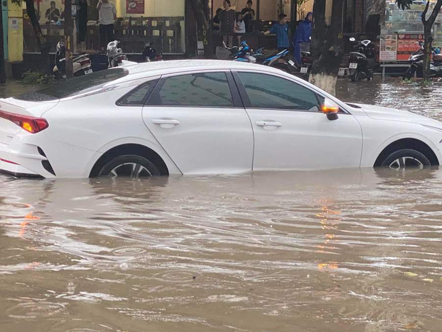 Nhiều đường phố Hà Nội ngập sâu do mưa lớn.