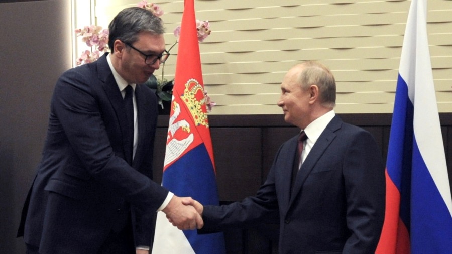 Tổng thống Nga Vladimir Putin (phải) và nhà đồng cấp Serbia Aleksandar Vucic. Ảnh: Reuters