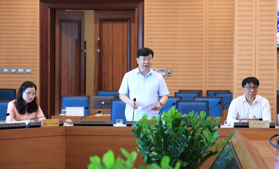 Giám đốc Sở Xây dựng Hà Nội Võ Nguyên Phong báo cáo tại hội nghị. 