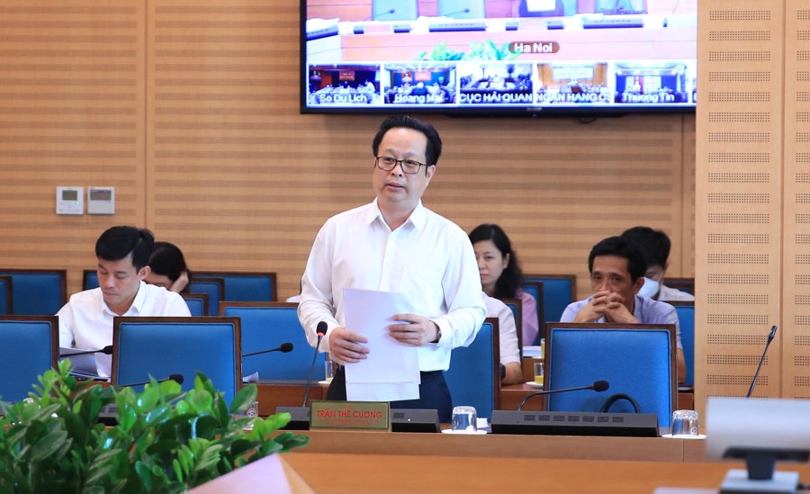 Giám đốc Sở GD&ĐT Hà Nội Trần Thế Cương báo cáo tại hội nghị giao ban công tác tháng 5/2022. 