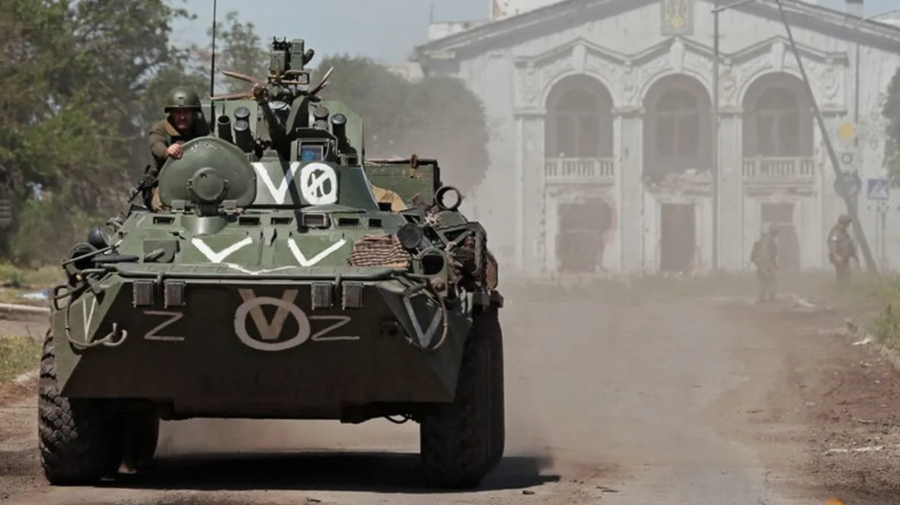 Một xe tăng bọc thép của lực lượng do Nga hậu thuẫn di chuyển tại thị trấn Popasna, thuộc Vùng Luhansk, Ukraine, ngày 2/6. Ảnh: REUTERS
